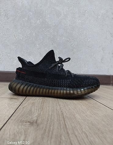 xd design: Кроссовки — Adidas Yeezy Boost 350 V2 в чёрном цвете. Они выполнены — 1