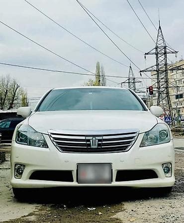 справа: Toyota Crown: 2010 г., Седан — 1