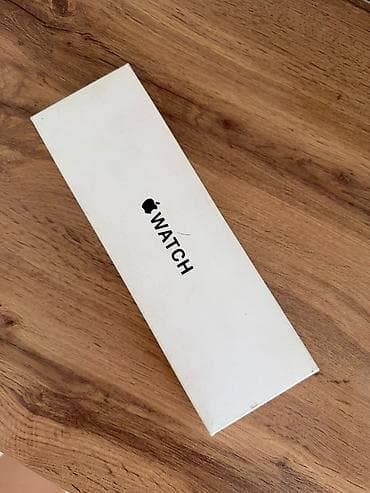 Apple Watch: Apple Watch в оригинальной упаковке. Комплектация, видимая на фото: - — 4