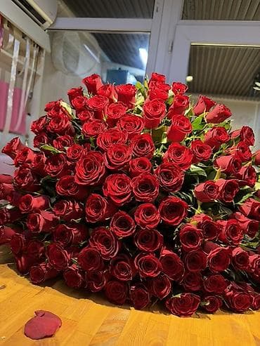 букет гулдор: Букет из красных роз — крупный, круглый, максимально пышный — 1