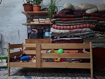 Бюро находок: 1200 сом срочнооооДетская деревянная кроватка с бортиками - Материал — 2