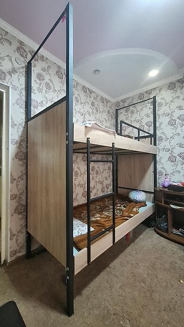 Инструменттер: Двухъярусная кровать с металлическим каркасом и панелями - — 1