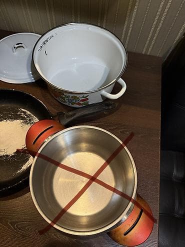 чайник свисток: Набор кухонной посуды: кастрюля, сковородка и блюдо. Цена за все - — 2