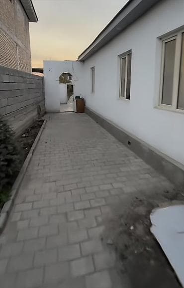 Недвижимость: Продается полдома с земельным участком Площадь земли 1,3 соток Площадь — 2