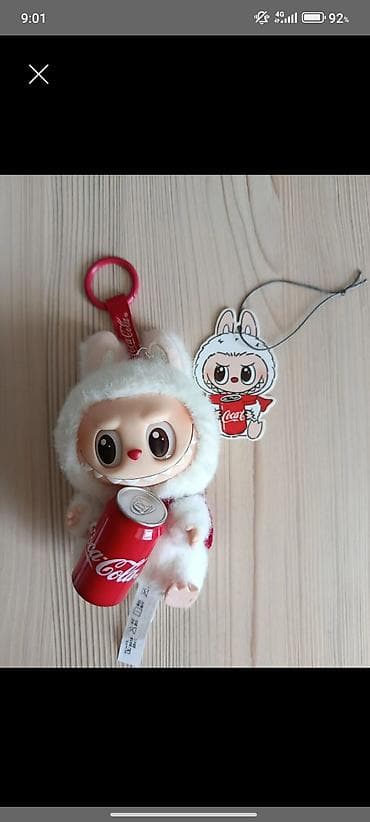 pull beer: Брелок лабубу с баночкой Coca‑Cola 
ОРИГИНАЛ — 1