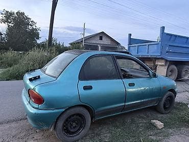 1992: Mazda 121: 1992 г., Механика, Бензин, Седан — 4