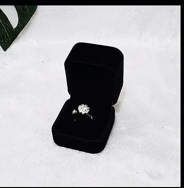 Серебряное кольцо с цветочной вставкой в черном бархатном футляре. -
