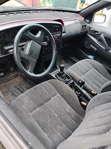 Унаа: Volkswagen Passat: 1990 г., 1.8 л, Кол менен иштөөчү, Бензин, Седан — 5