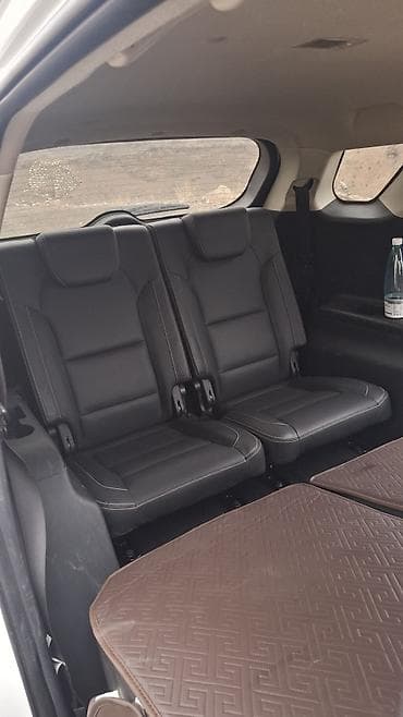 7-местный кроссовер передный приводом и багажным боксом на крыше