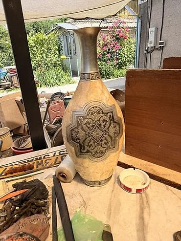 Декоративная ваза с узким горлом и высоким горлышком at lalafo.kg Декоративная ваза с узким горлом и высоким горлышком