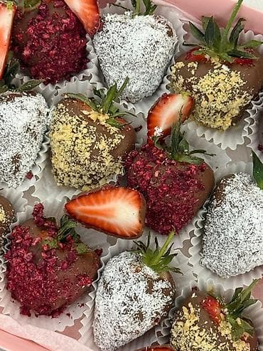 клубника в шоколаде ош: Набор клубники в шоколаде в подарочной коробке. - Крупная свежая — 2