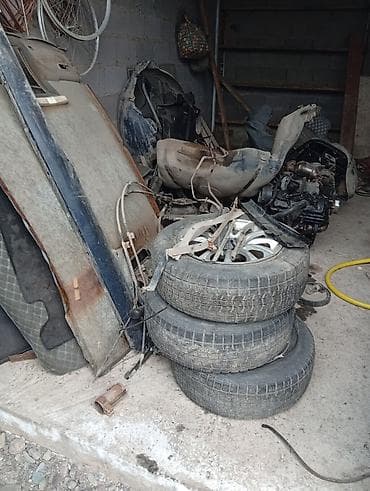 машина салон: Автозапчасти от машины Ауди А6 есть шины оригинальные 3штуки дверь 3 — 1