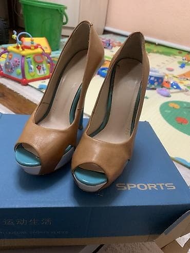 Мокасины и лоферы: Женские туфли-лодочки на высоком каблуке, два варианта: 1) Бежевые с — 2