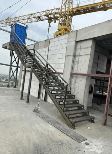 купить люк с лестницей на чердак: Металлическая лестница Наружные, Форма лестницы: Много-маршевая — 1