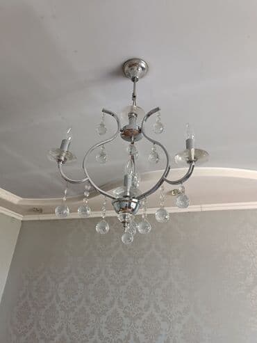 Элегантная потолочная люстра, выполненная в классическом стиле, станет