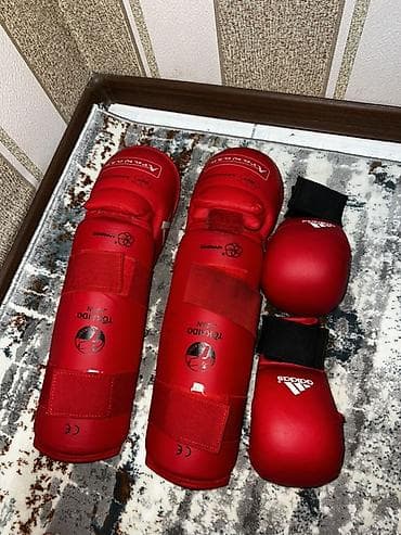 Комплект экипировки для единоборств (красный цвет): - Перчатки Adidas — 1