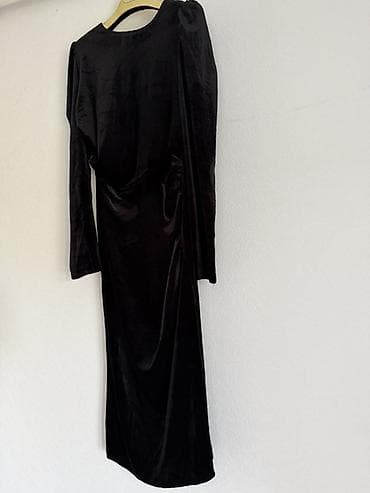 Черное платье миди из бархатистой ткани - Цвет: глубокий черный -