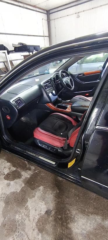 Легковой автомобиль — правый руль, черный кузов, салон с контрастной