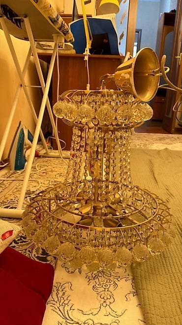 Люстры: Классическая хрустальная потолочная люстра в золотистом металле. - — 1