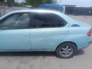 справа: Toyota Prius: 2000 г., 1.5 л, Гибрид, Лифтбек — 2