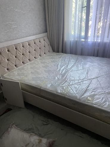 Двуспальная кровать с мягким изголовьем + матрас + прикроватная тумба at lalafo.kg Двуспальная кровать с мягким изголовьем + матрас + прикроватная тумба