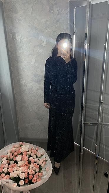 Вечернее макси‑платье из чёрной ткани с мерцающим мелким блеском по