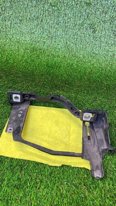 e61: Кронштейн левый нижний крепления передней фары б\у оригинал На БМВ — 1