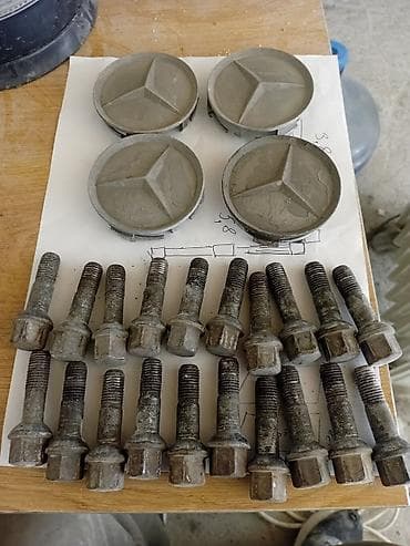 Комплект болтов и колпачков для колес Mercedes-Benz W124, W210,W202