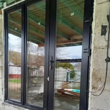 резина для дверей: Двустворчатая стеклянная дверь в черной раме, обеспечивающая широкое — 1