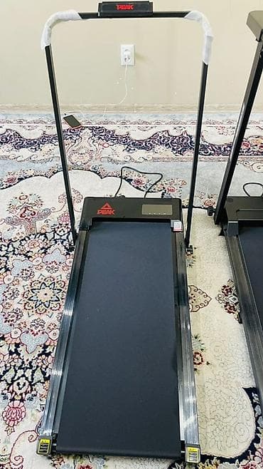 Беговая дорожка PEAK компактного формата с поручнем. Особенности: -