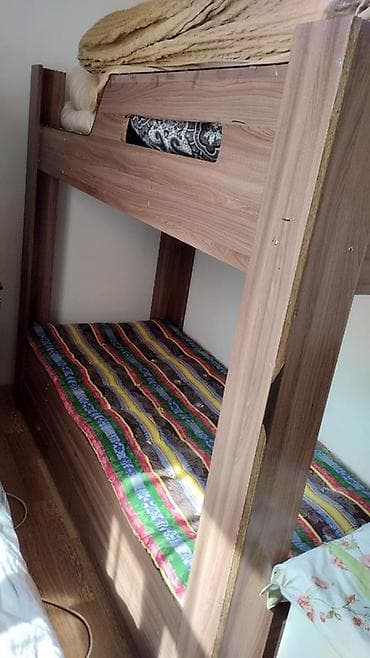 Двухъярусная кровать из ЛДСП под дерево. - Конструкция: два спальных