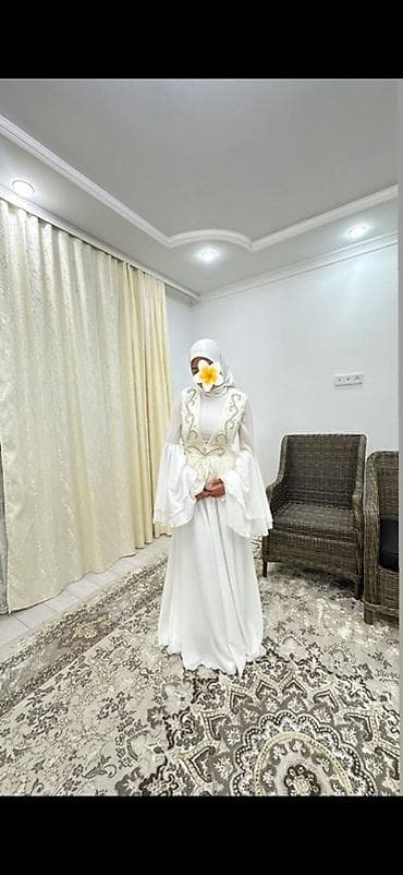 Белое нарядное платье с жилетом и хиджабом в едином стиле. - Силуэт at lalafo.kg Белое нарядное платье с жилетом и хиджабом в едином стиле. - Силуэт