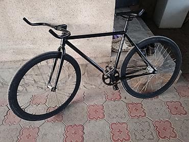 Фикс-байк (single speed) в минималистичном матово‑чёрном исполнении