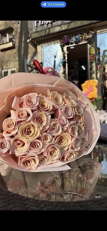 розы белые: Букет из пудрово-розовых и кремовых роз - Состав: крупные — 1