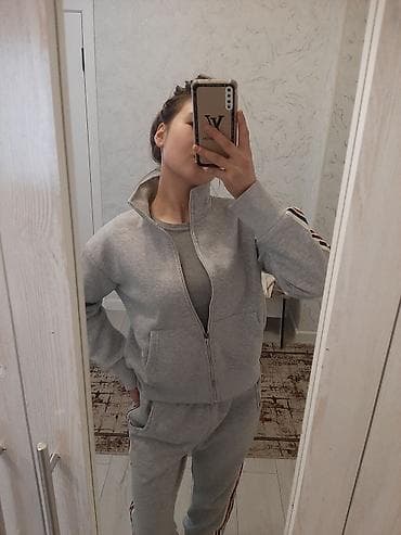 Джинсы: Женский спортивный костюм, серый меланж, из мягкого трикотажа. Состав — 2