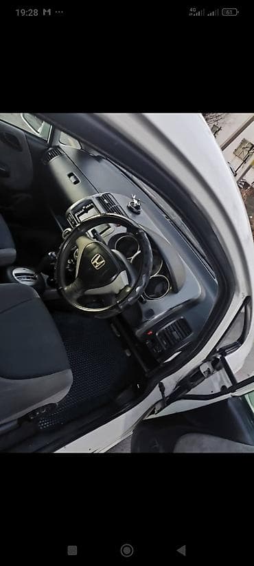 Продажа авто: Honda Fit: 2004 г., 1.3 л, Вариатор, Бензин, Хэтчбэк — 5