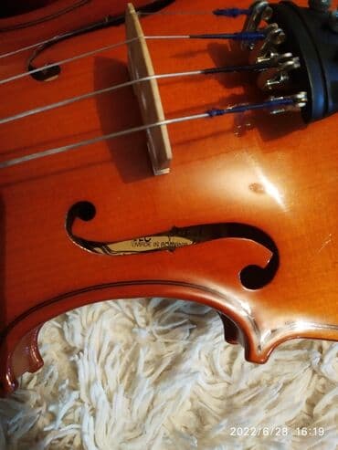 продаю скрипку: Продаю шикарную скрипку 1/2, новая. Смычок. Струны. Держатель — 3