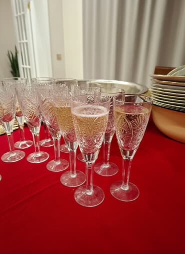 Набор винтажных бокалов на ножке из прозрачного стекла с классическим at lalafo.kg Набор винтажных бокалов на ножке из прозрачного стекла с классическим