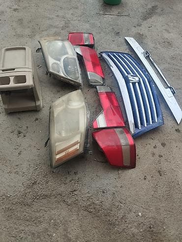 Комплект передних фар Toyota 2004 г., Б/у at lalafo.kg Комплект передних фар Toyota 2004 г., Б/у