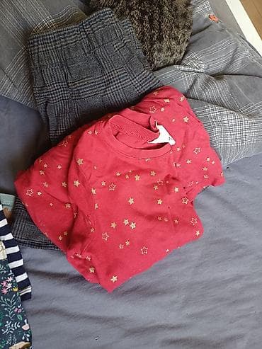 бесплатна: Отдаю вещи в хорошем состоянии для девочки 6-7 лет, платья, брюки — 4