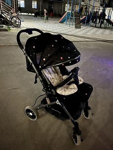 Прогулочная коляска с легкой алюминиевой рамой и складным механизмом