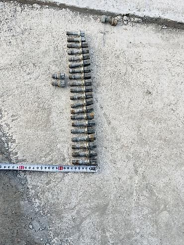 Канцтовары: Комплект болтов для крепления автомобильных колёс на Мерседес — 1