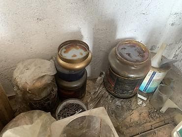 берем: Банки с технической смазкой/солидолом для хозяйственных и слесарных — 1