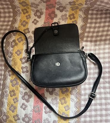 Сумки: Сумка-кроссбоди из чёрной гладкой кожи с клапаном. - Формат — 2