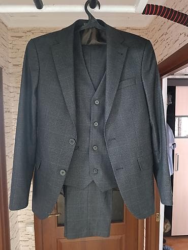 Костюм тройка классический, коричневого цвета. Зауженный фасон (Slim — 1