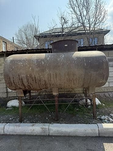 Горизонтальная стальная емкость на опорах - Тип: цилиндрическая