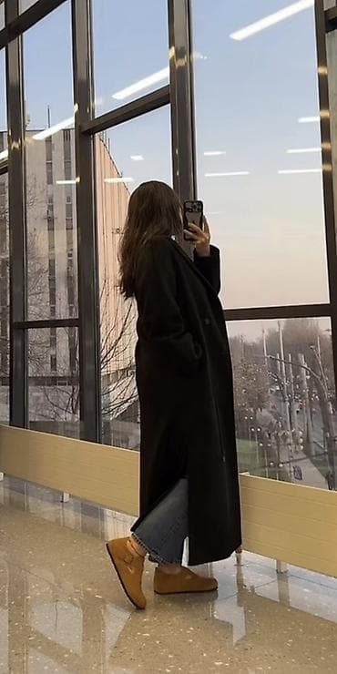 военный плащ: Женское длинное пальто-халат черного цвета - Классический прямой крой — 1