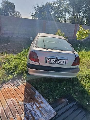 Toyota Avensis: 1998 г., Лифтбек — 1