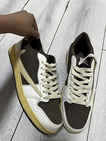 nike react: Кроссовки в стиле low-top с перевёрнутым Swoosh. Основные — 3