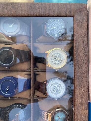 Набор наручных часов в деревянной витринной коробке с прозрачной